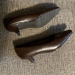 Dark brown pump with bow